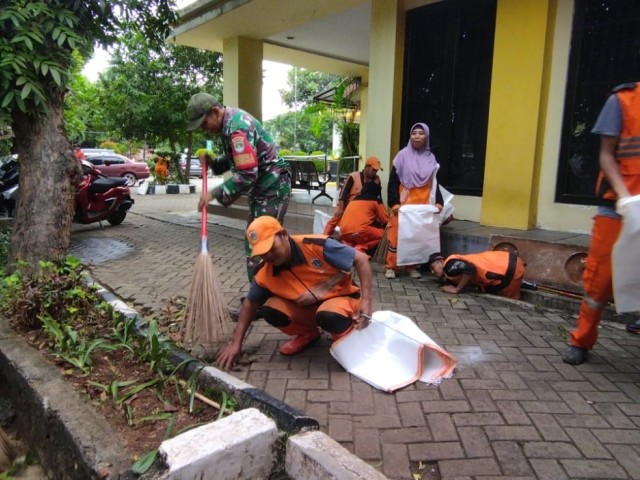 Babinsa Koramil 08/Duren Sawit Laksanakan Karya Bhakti Pembersihan Kantor Kelurahan