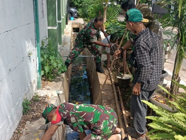 Koramil 01/Jatinegara Gelar Giat Karya Bhakti Membersihkan Saluran Air