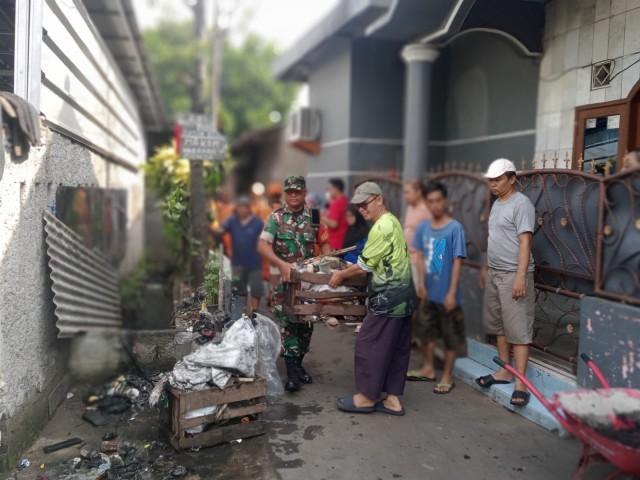 Jum'at Bersih, Koramil 03/Pasar Rebo Bersihkan Masjid Jami Darussalam