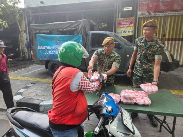 Pererat Hubungan TNI dengan Masyarakat, Batalyon Arhanud 6/Bay Gelar Jum'at Berbagi
