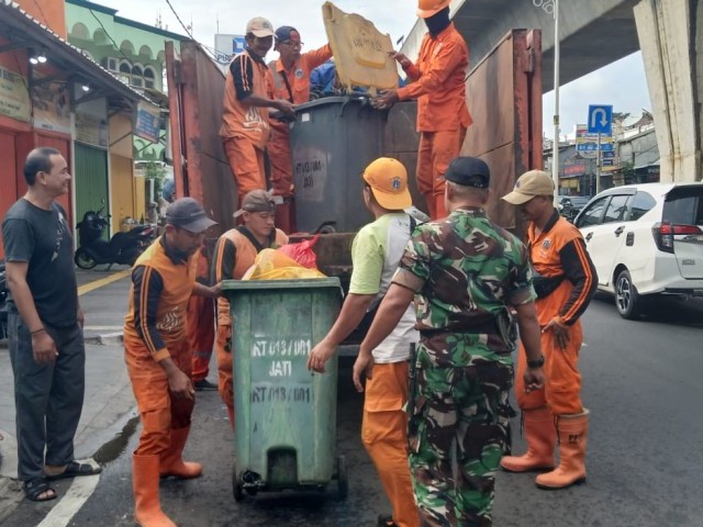 Babinsa Koramil 04/Pulo Gadung Bersama PPSU Membersihkan Fasilitas Umum