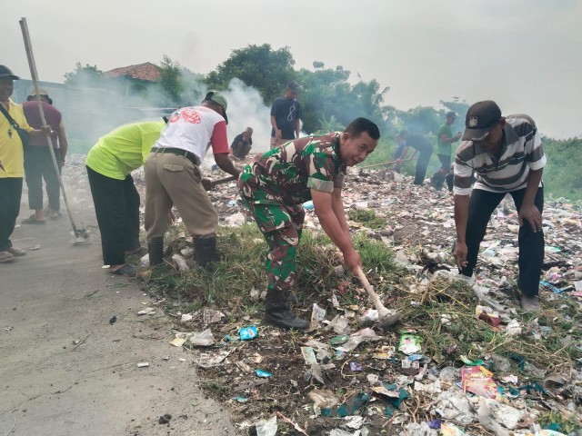 Antisipasi Banjir, Babinsa Koramil 13/Kedungwaringin Gelar Pembersihan di Kp. Bojong