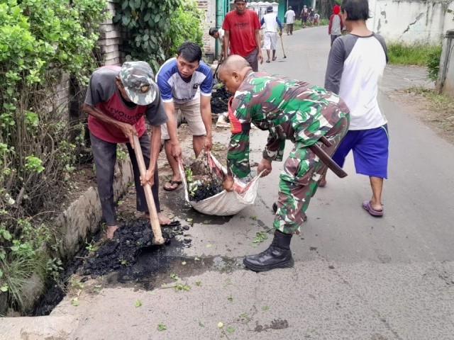 Antisipasi Banjir, Babinsa Bersama Warga Bersihkan Saluran Air