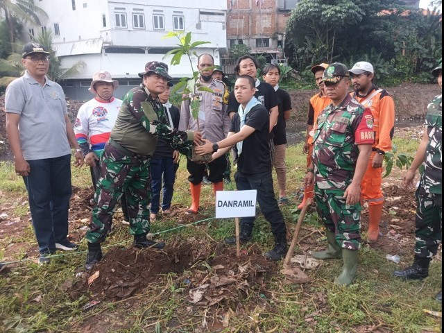 Karya Bhakti Koramil 05/Kramatjati Tanam Pohon Produktif di Kali Item Cililitan
