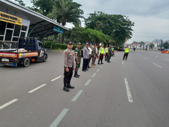 Babinsa Koramil Curug Pantau Pengamanan Nataru 2024/2025 di Summarecon Serpong