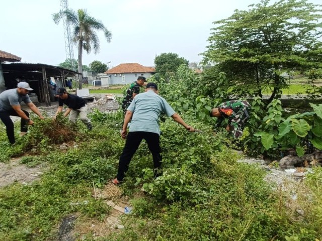 Antisipasi Banjir, Babinsa Koramil 02/Btc Gotong Royong di Kedaung Baru