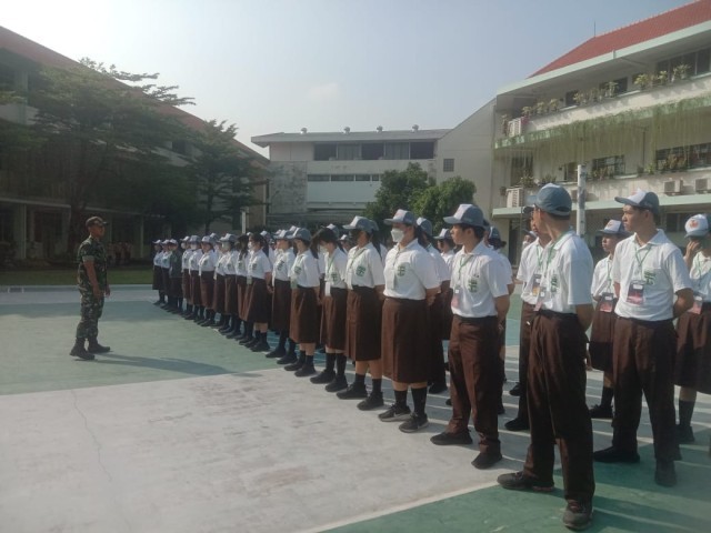 Tanamkan Nilai-Nilai Kebangsaan di Kalangan Pelajar, Babinsa Koramil 01/Menteng Laksanakan Army Go To School