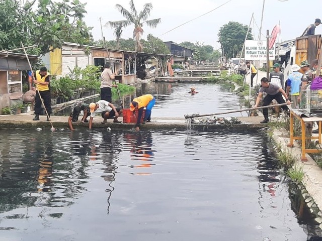 Antisipasi Banjir Forkopimda Bersama Masyarakat Bersihkan Sampah di Kali Ulu mu