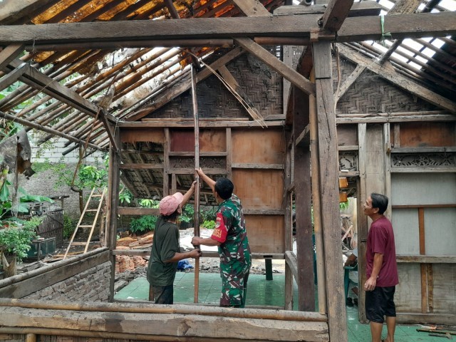 Babinsa Koramil 01/Teluknaga Kodim 0510/Tigaraksa Bantu Warga Bedah Rumah Tidak Layak Huni
