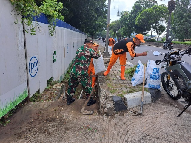 Babinsa Koramil 06/Kalideres Bersama PPSU Gelar Karya Bakti di Kalideres