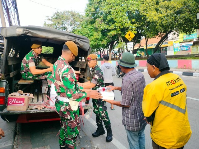 Dalam Berbagi Sesama, Kegiatan Rutin Jumat Berkah Batalyon Arhanud 6/BAY