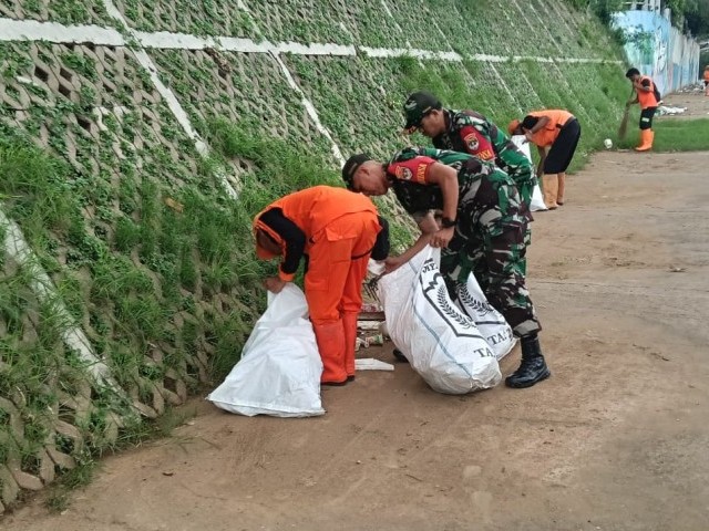 Sinergitas Babinsa dan Warga Bersihkan Sungai Ciliwung