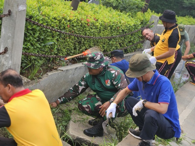 Jaga Kebersihan Lingkungan dan Cegah Banjir, Koramil 02/Pondok Gede Gelar Karya Bakti