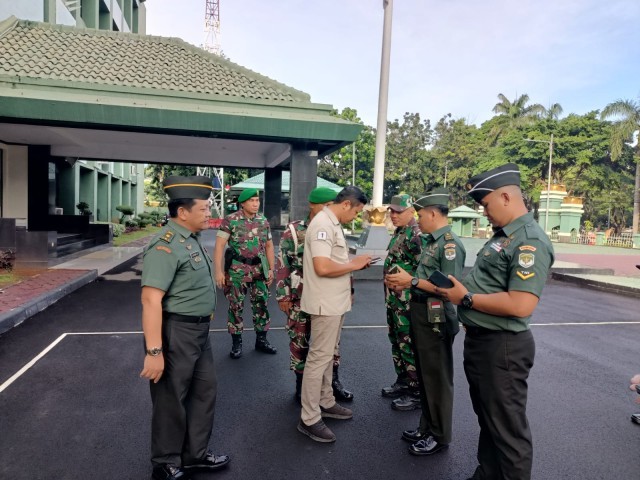 Cegah Judol dan Pinjol, Pasi Intel Kodim 0505/JT Cek HP Anggota