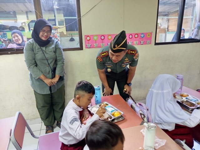 Dukung Program Presiden RI: Dandim Pantau Distribusi Makan Gizi Gratis di Wilayah Koramil 03/Serpong