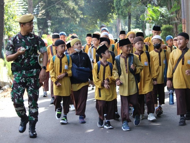 Pelajar SD AL- Ashlein Melaksanakam LDKS di Resimen Arhanud 1/Falatehan