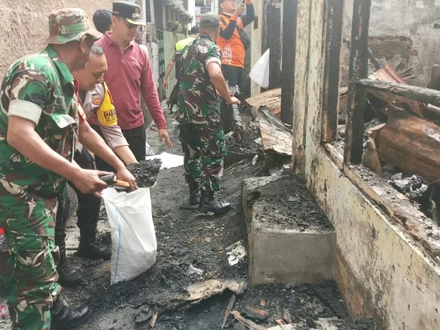 Babinsa 05/Keb. Baru bersama Warga Karya Bakti Paska Kebakaran Rumah Warga