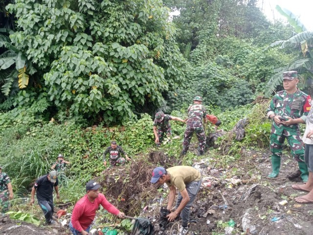 Cegah Penyebaran Penyakit, Koramil 03/Teluk Pucung dan Stakeholder Terkait Gelar Karya Bakti Pembersihan Pembuangan Sampah Liar