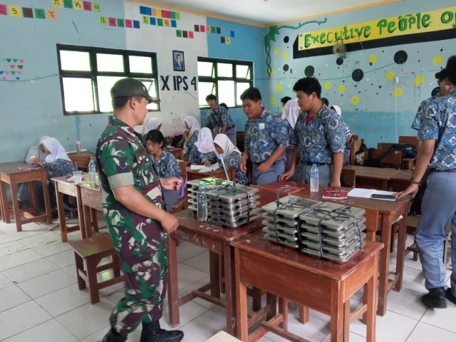 Babinsa Koramil 11/Pebayuran Dampingi Pendistribusian Makanan Bergizi Gratis di Kecamatan Pebayuran