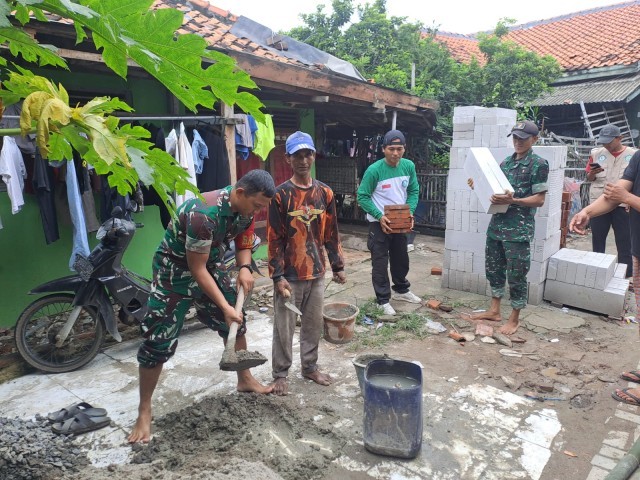 Babinsa Koramil 01/Teluknaga Bantu Warga Kurang Mampu Bedah Rumah