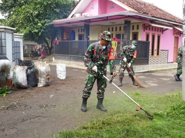 Babinsa Koramil 14/Panongan Melaksanakan Gotong Royong di Wilayah Binaan