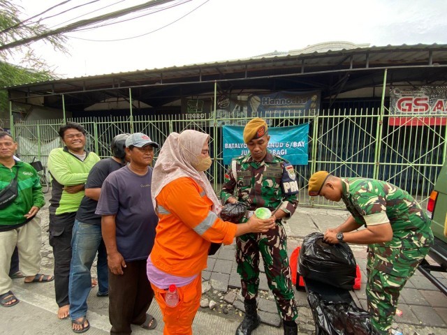 Batalyon Arhanud 6/BAY Rutin Laksanakan Jumat Berbagi