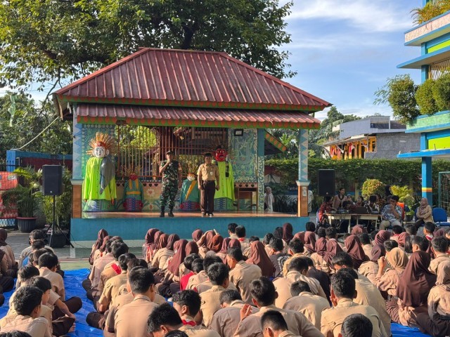 Babinsa Koramil 04/Keb. Lama Berikan Komsos Pancasila kepada Siswa SMPN 267