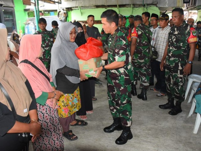 Dandim 0501/JP Salurkan Bantuan Sembako untuk Korban Kebakaran di Kemayoran