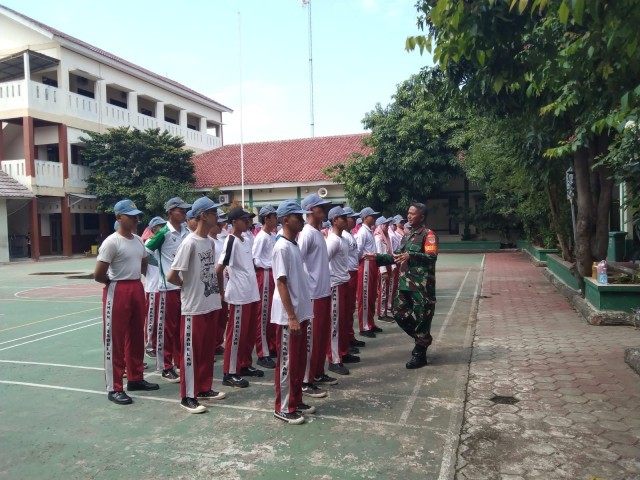 Babinsa Koramil 04/Babelan Berikan Pelatihan PBB kepada Siswa SMAN 2 Kebalen untuk Tingkatkan Disiplin
