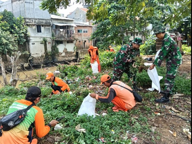 Babinsa Koramil Jatinegara Bersihkan Fasilitas Umum bersama PPSU dan Masyarakat