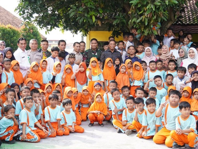 Dandim 0510/Tigaraksa Dampingi Deputi Badan Gizi Nasional Cek Kualitas Makanan Bergizi untuk Siswa