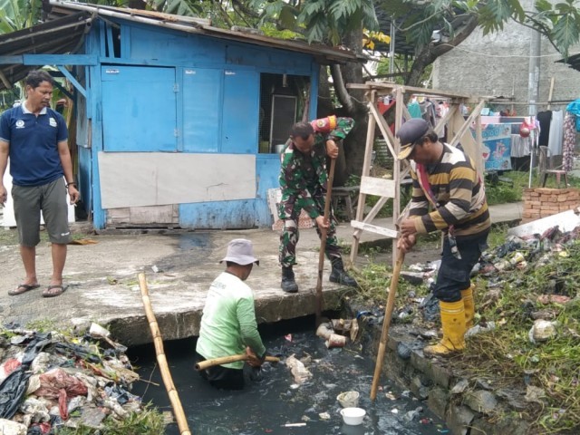 Kerja Bakti Antisipasi Wabah DBD, Koramil 10/Sukatani Gandeng Aparatur Desa Sukamanah