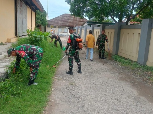 Koramil 08/Lemah Abang Bersihkan Jalan Kampung Rancaiga