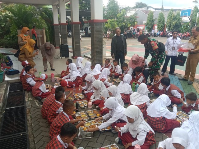 Serentak 5.955 Porsi Makanan Bergizi didistribusikan ke 13 Sekolah Wil. Koramil 03/Pasar Rebo