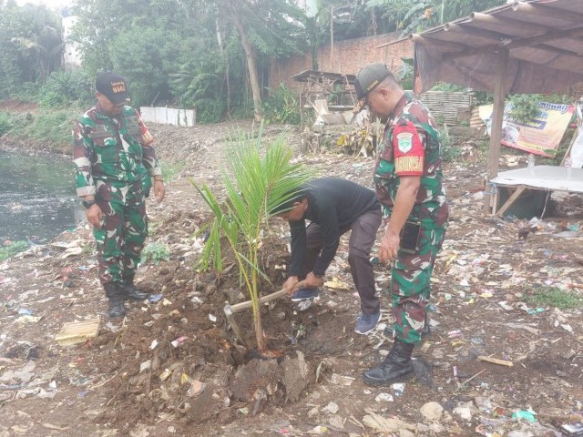 Karya Bakti Pembersihan Sampah Dilanjutkan Penanaman Pohon Oleh Babinsa Kramat Jati