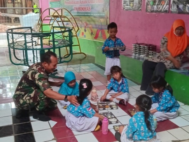 Bantu Distribusi Makan Siang Bergizi, Danramil 04/Jatiasih: Pastikan Berjalan dengan Baik dan Tersampaikan
