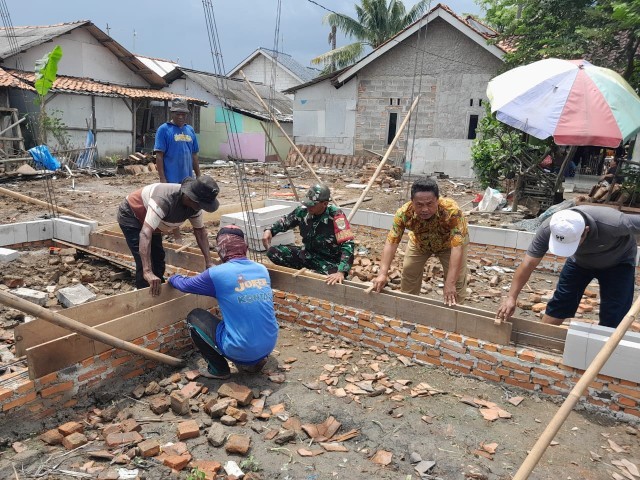 Babinsa Desa Bantarsari Kawal Program Rutilahu di Kampung Bolang
