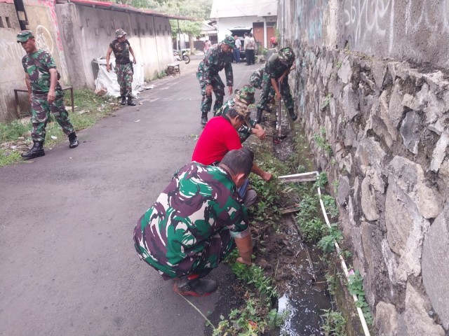 Babinsa Koramil 04/Ciledug Bersihkan Lingkungan Antisipasi Banjir