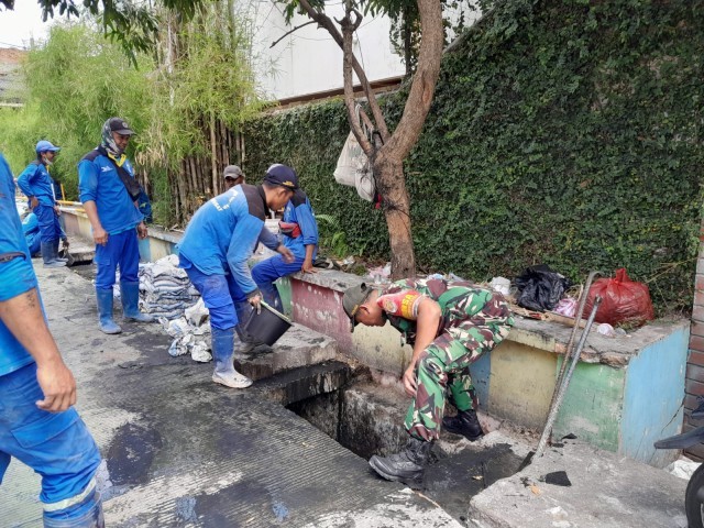 Babinsa Koramil 07/Kemayoran Bersama Sudin Tata Air Lakukan Pembersihan Selokan dan Pengerukan Lumpur