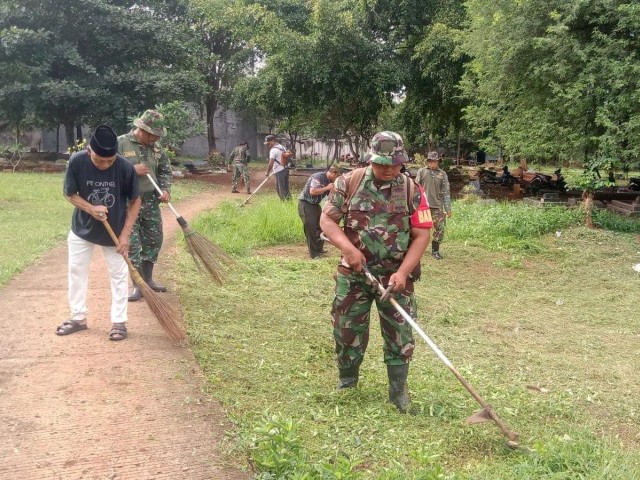 Bersinergi dengan Warga, Babinsa Cimuning Laksanakan Karya Bakti Pembersihan Pemakaman Umum Kapuk Randu