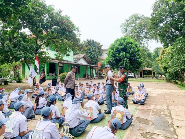 Babinsa Jatimelati Bersama Bhabinkamtibmas Berikan LDKS kepada Siswa SMAN 16 Kota Bekasi