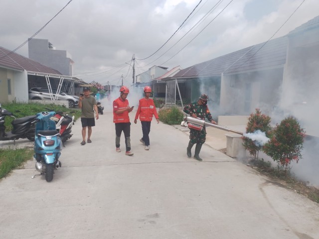 Babinsa Desa Kedung Jaya dan PMI Kabupaten Bekasi Gelar Fogging Serentak untuk Berantas DBD