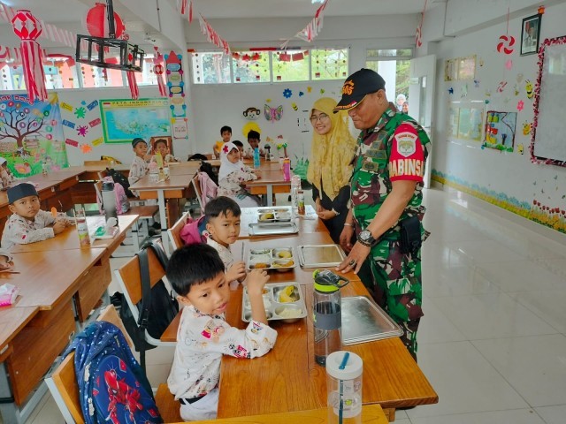 Distribusi Makan Bergizi Gratis Oleh Babinsa Koramil Duren Sawit Yayasan Pleton Cafe Buaran