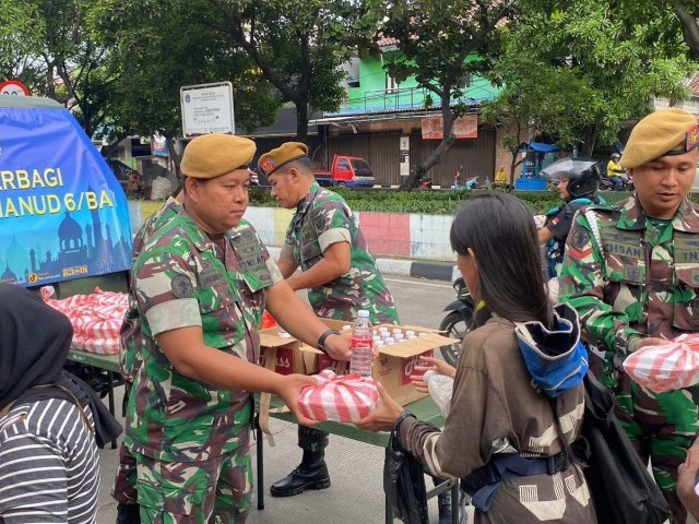 Tingkatkan Kepedulian Kepada Sesama, Batalyon Arhanud 6/BAY Melaksanakan Jumat Berkah