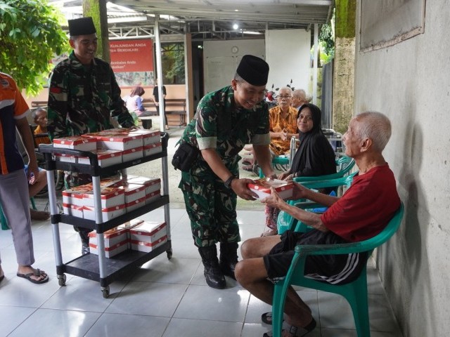 Kodim 0510/Tigaraksa Salurkan Nasi Kotak ke Pondok Lansia Berdikari