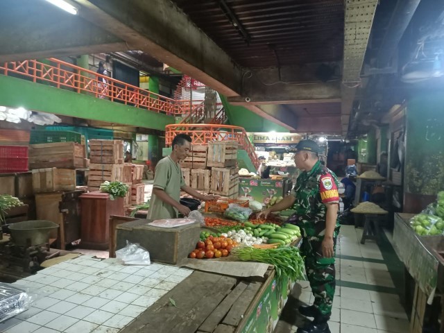 Babinsa Kelurahan Tambora Pantau Stabilitas Harga Sembako di Pasar Mitra