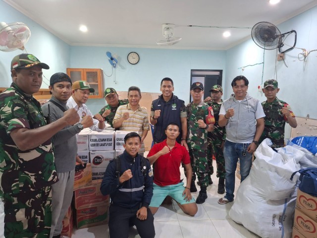 Koramil 02/SB Serahkan Bantuan untuk Korban Kebakaran di Sawah Besar