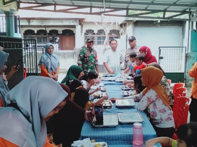 Babinsa bersama Dapur Khusus Distribusikan 6.037 Porsi Program MBG di Wilayah Koramil 03/Pasar Rebo