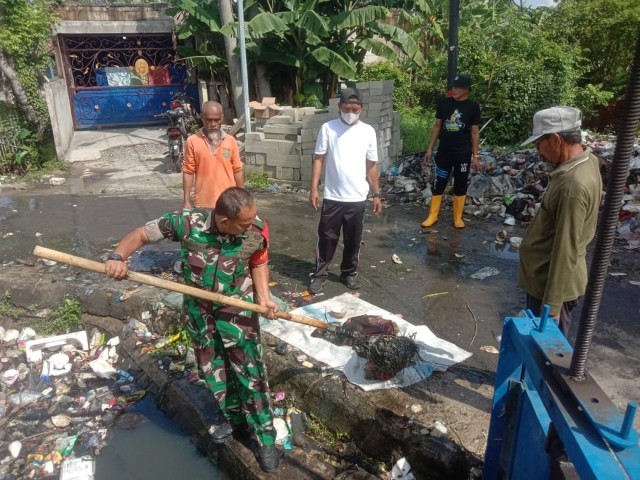Babinsa Desa Lemo Bersama Kades dan Camat Gelar Kerja Bakti