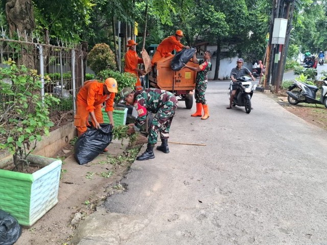 Karya Bhakti Babinsa Kramat Jati Bersihkan Fasilitas Umum